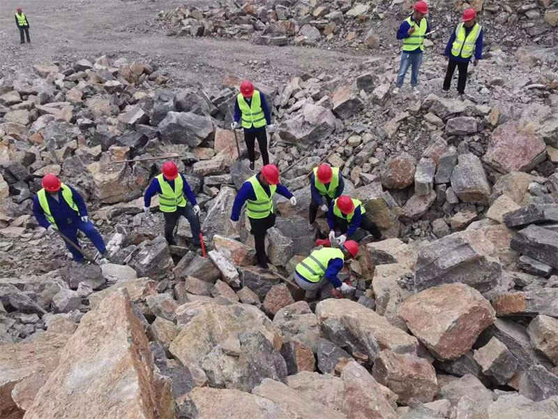 ���ٷǽ��ٵVɽ��¶���ʯ��(ch��ng)����ȫ�T��ԇ����